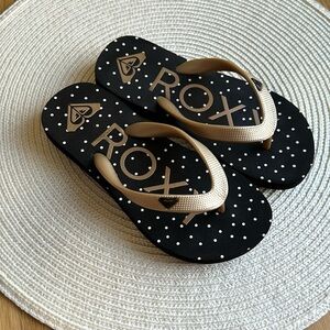 🌸ROXY Gold Polka Dot Flip Flops🌸